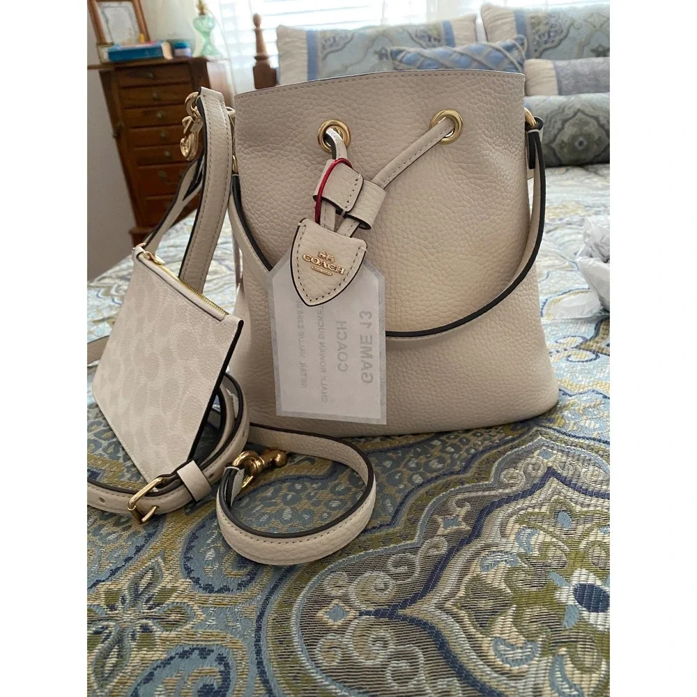 Coach‎ Town Bucket Bag Chalk White Pebbled Leather Crossbody and coin purse
